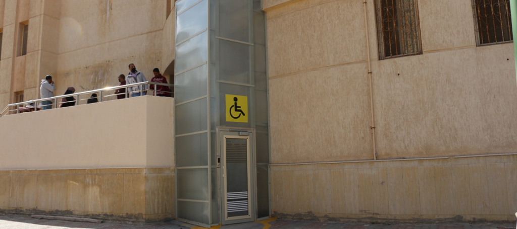 (العربية) منصة رفع كرسي متحرك للعيادات: ماذا تراجع عند تجهيز مدخل قائم؟